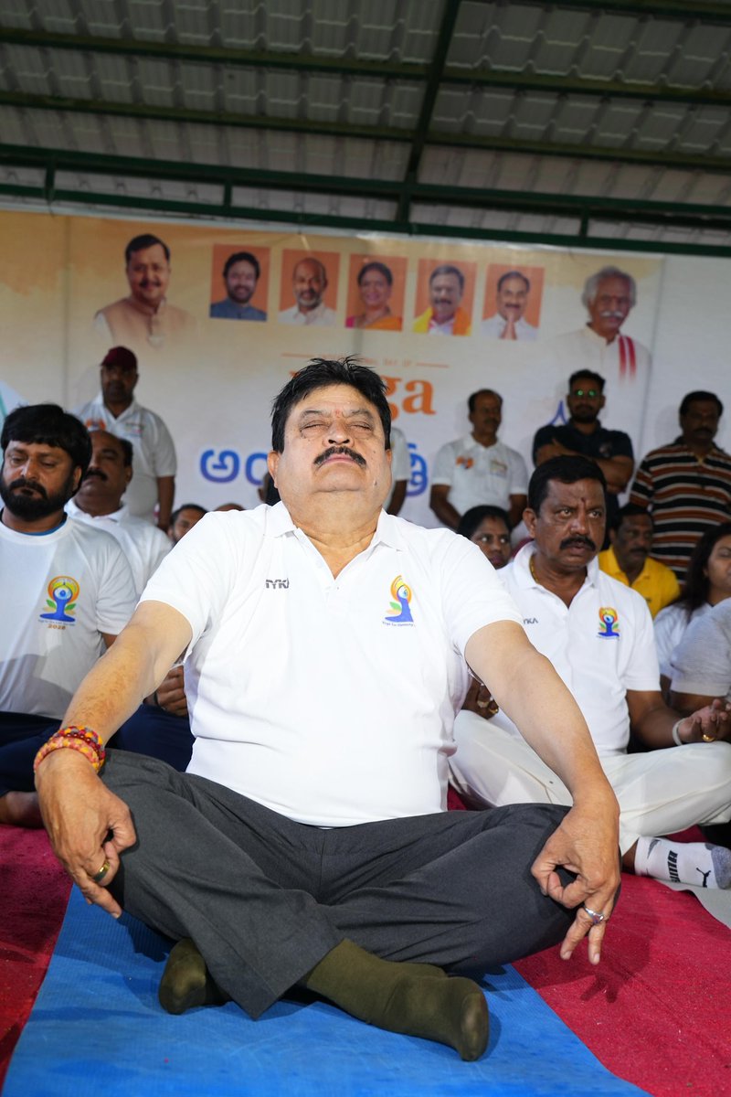 N_RamchanderRao's tweet photo. జూన్ 21నే అంతర్జాతీయ యోగా దినోత్సవంగా ఎందుకు ఎంచుకున్నారో తెలుసా?

ఈ తేదీకి ప్రతీకాత్మకంగా, ఆధ్యాత్మికంగా ఎంతో విశిష్టత ఉంది. జూన్ 21 ఉత్తరార్థగోళంలో సంవత్సరంలోనే అత్యంత దీర్ఘమైన రోజు. ఈ రోజున భూమి సూర్యుని వైపు అత్యధికంగా వంగి ఉంటుంది.

ఆధ్యాత్మికంగా చూస్తే, ఈ పవిత్రమైన రోజునే ఆది యోగి అయిన పరమశివుడు సప్తర్షులకు యోగ విద్యను బోధించడం ప్రారంభించారని నమ్మకం. ఇదే యోగ సంప్రదాయానికి ఆరంభంగా భావించబడుతుంది.

నేడు దేశం 12వ అంతర్జాతీయ యోగా దినోత్సవాన్ని జరుపుకుంటున్న సందర్భంగా, డోమల్గూడలోని ఇందిరా పార్క్‌లో నిర్వహించిన యోగా దినోత్సవ వేడుకల్లో పాల్గొనడం సంతోషంగా ఉంది.

యోగా అనేది భారతదేశం ప్రపంచానికి అందించిన శాశ్వతమైన కానుక. ఇది శారీరక ఆరోగ్యం, మానసిక ప్రశాంతత, ఆధ్యాత్మిక సమతుల్యతకు మార్గం.

#InternationalYogaDay #IDY2026