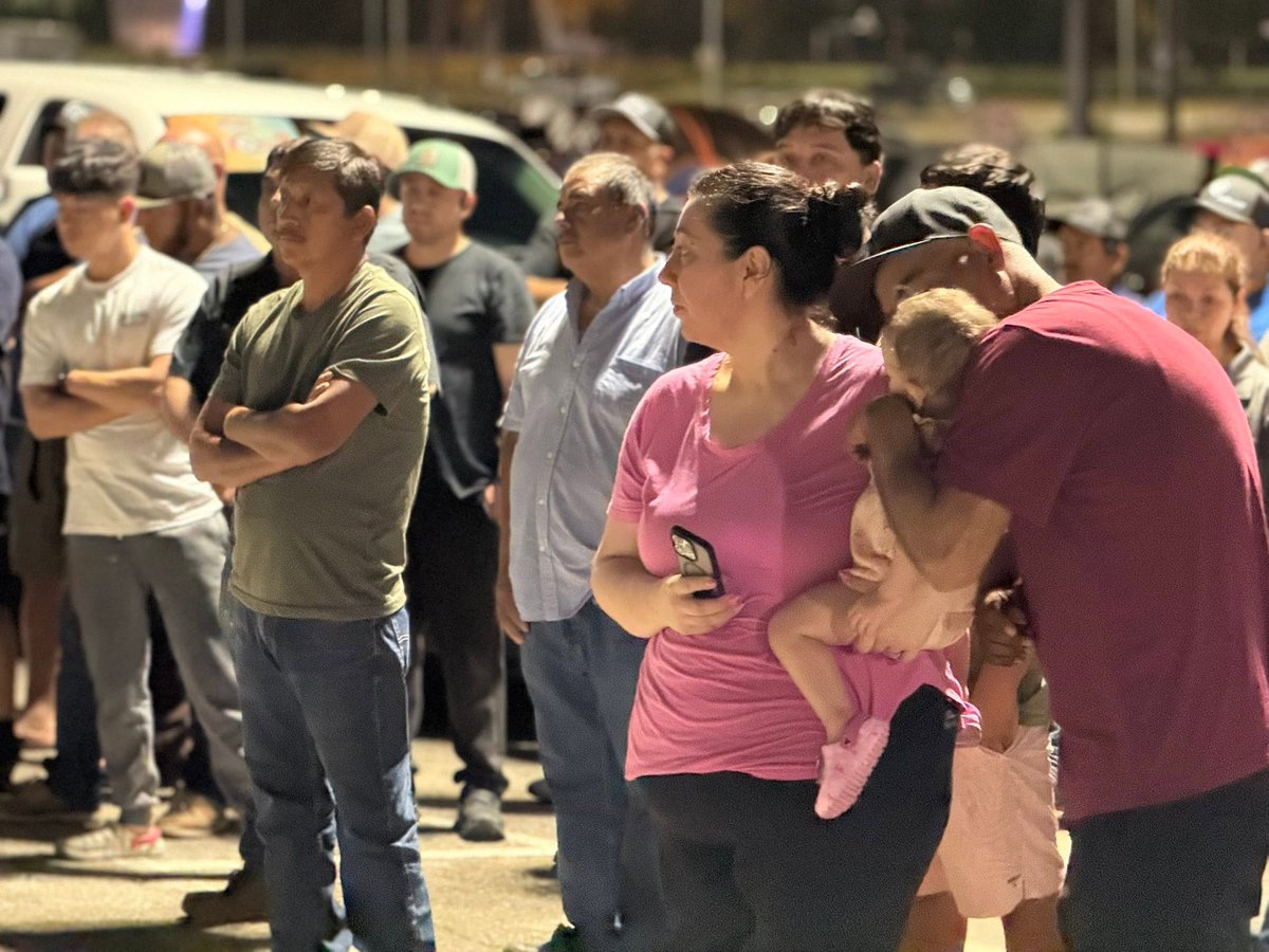 codice_informa's tweet photo. 🇺🇸➡️🇲🇽 Alrededor de mil 800 familias queretanas que regresaron de Estados Unidos han recibido apoyo del @gobqro para su reintegración mediante acciones coordinadas con distintas dependencias. 🤝

#Migrantes #Querétaro #Asistencia #CódiceInformativo

https://t.co/nG5JMILf5e https://t.co/uNN9oXqwDq