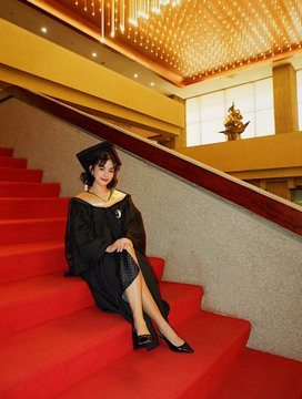 ABSCBNNews's tweet photo. Congratulations, Andi! 🎓💚

LOOK: Andi Abaya shared that she has graduated from De La Salle University with a bachelor's degree in Advertising Management.

In the post, the actress also penned a sweet message for her parents, saying the achievement was as much theirs as it was hers. | via @annacerezo_