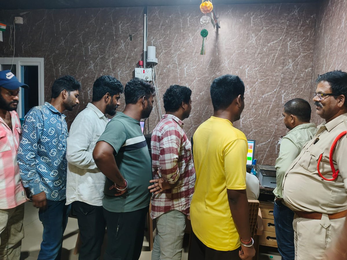 SSSPOLICE12's tweet photo. 🚔 శ్రీ సత్యసాయి జిల్లా వ్యాప్తంగా విజిబుల్ పోలీసింగ్ ముమ్మరం!

దేవాలయాలు, బ్యాంకులు, ఏటీఎంల వద్ద ప్రత్యేక నిఘా, నైట్ విజన్ డ్రోన్లతో పర్యవేక్షణ, డ్రంక్ &amp; డ్రైవ్ తనిఖీలు, ప్రజల్లో భద్రతా అవగాహన కార్యక్రమాలు కొనసాగుతున్నాయి.
#SriSathyaSaiPolice #VisiblePolicing #PublicSafety https://t.co/9YcXycjVFQ