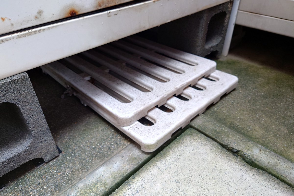 RYOUICH1's tweet photo. @housecleaning_7 殆どの車にジャッキは、付いているし　雪の国なら　ご近所さんに声を掛ければ何台も集まりますよ。

マジで高さ200チョイあると便利なのです。

あと　人感センセー付きライトを仕込んでおくのも良いです
１００均のヤツデも　無いより良いです。

あと　液体カーワックスをスプレーしておく方が良い https://t.co/0Ilb3OHdH0