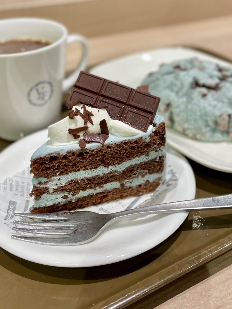 cosine30's tweet photo. ヴィドフランス (VIE DE FRANCE)、「チョコミントケーキ」、「チョコミント風味メロンパン」。前者はミントのケーキとしては及第点なんだけどスポンジの粗さとか安さが目立つ。後者はココアの風味は悪く無いが周りの美味しそうな惣菜パンと比較しちゃうと見た目が良くなくて数はけなさそうだな… https://t.co/GM6rUR5qvj