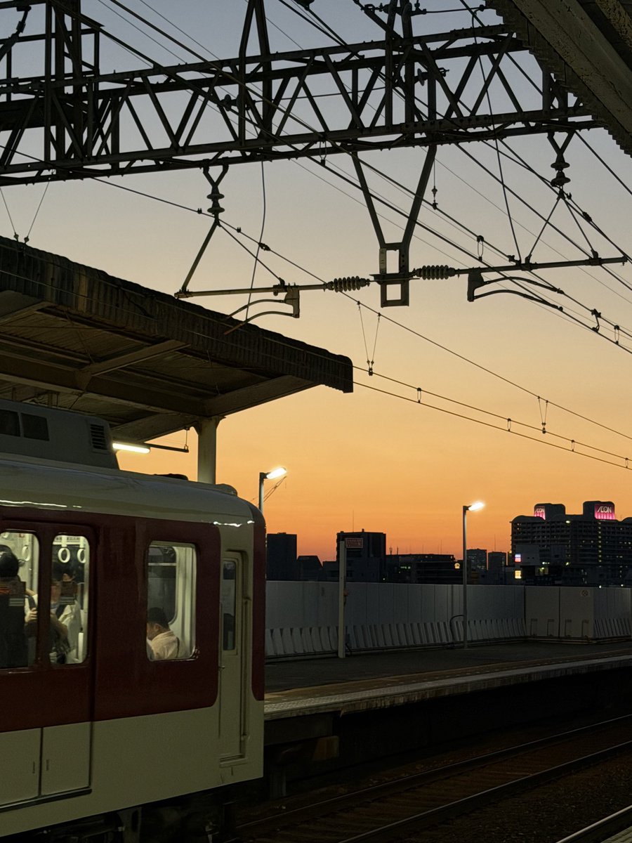 So6naewo's tweet photo. 夕焼けがきれいな近鉄大阪線俊徳道駅
#近鉄 #鉄道 #train #近鉄大阪線 #鉄道写真 #夕焼け #夕日 https://t.co/8KtouD3SyJ