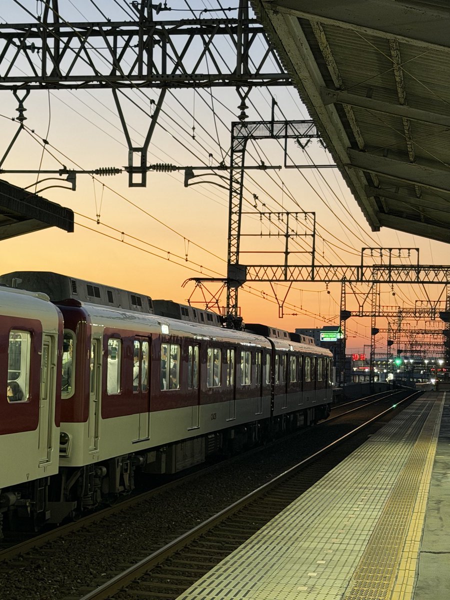 So6naewo's tweet photo. 夕焼けがきれいな近鉄大阪線俊徳道駅
#近鉄 #鉄道 #train #近鉄大阪線 #鉄道写真 #夕焼け #夕日 https://t.co/8KtouD3SyJ
