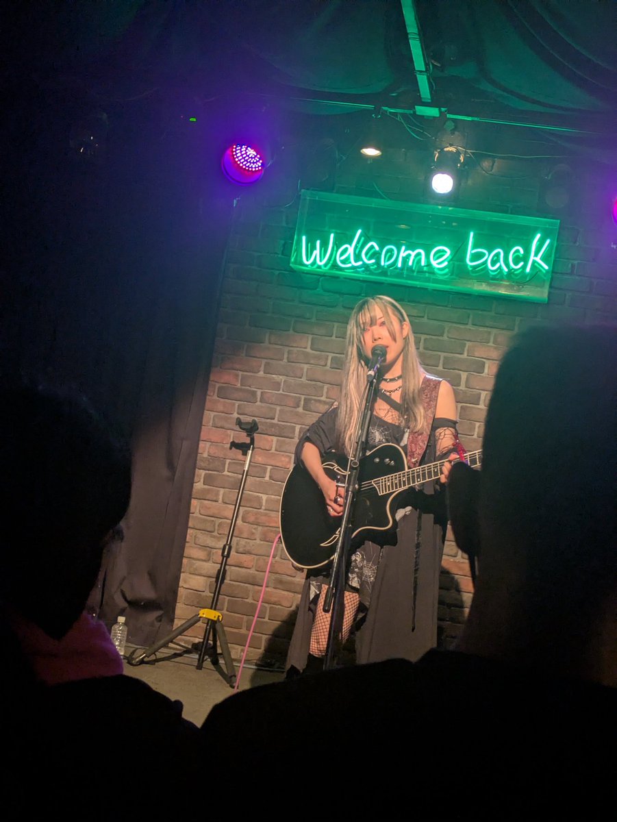 maasa3829's tweet photo. 先日、19日は大塚ウェルカムバック

『来宮リュウ』さんのライブでした

変わらずグッとくる歌詞

濃い世界観のライブでした

来宮さんは9月の企画��イブにも

出演予定です

ウェルカムバックはフードが美味しい

お洒落な箱です😊 https://t.co/JAk5U9zukq