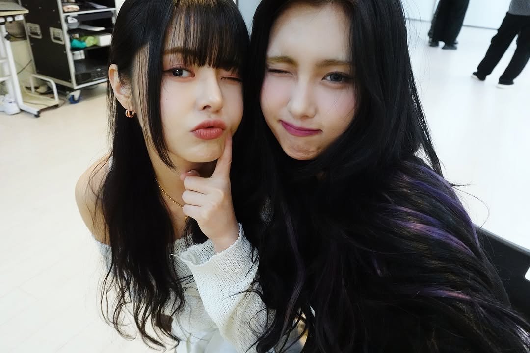 jiwonevg's tweet photo. two moods, one frame 🎀 https://t.co/dx75zQHAup