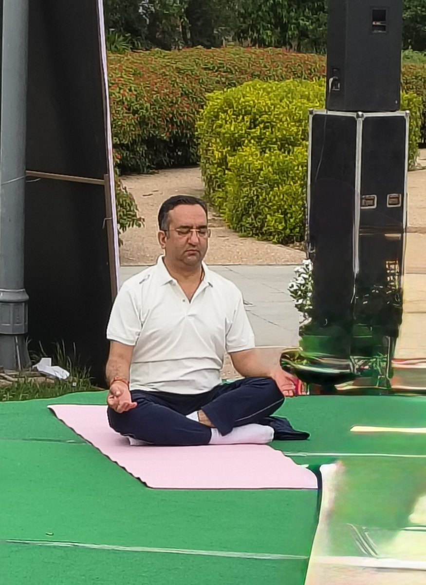 PavanRanaRSS's tweet photo. आप सभी को 12वें अंतरराष्ट्रीय योग दिवस की हार्दिक शुभकामनाएं।

आज दीनदयाल उपाध्याय पार्क में अंतर्राष्ट्रीय योग दिवस के अवसर पर आयोजित योग कार्यक्रम में सहभागियों के साथ योगाभ्यास किया।

आओ मिलकर नियमित रूप से योग को अपनाएं और स्वस्थ जीवन की रचना करें।

#InternationalYogaDay https://t.co/Gu4WqbZOD9