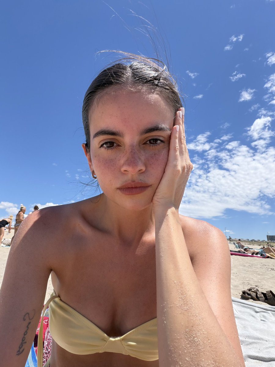 Joannaaguilera7's tweet photo. Beach babe https://t.co/Dy5DWvLwKU