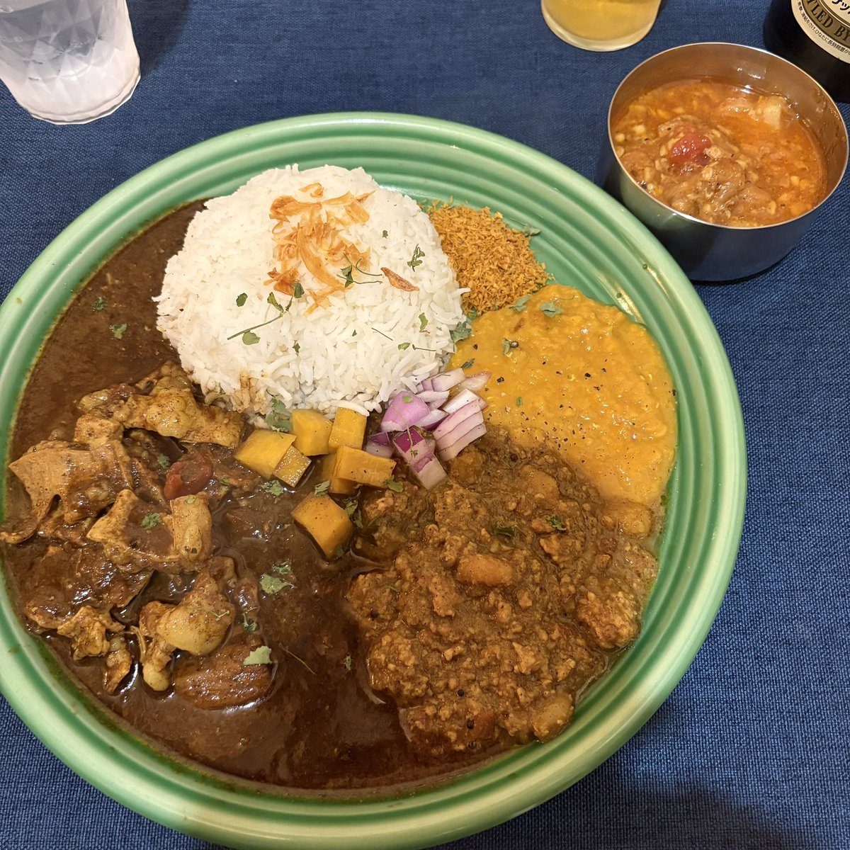 1game_ryu's tweet photo. 本日のランチ
淡路駅近くのランペさんに訪問✨

ちょっと遠いけどお気に入りのお店なので時々リピするランペさんに久しぶりの訪問

合盛スパイスカレー4種倍もつ
・スリランカ風もつカレー
・小海老入りチキンキーマ
・パリップ
・豚バラ納豆

今日もめちゃくちゃ美味しかった😋
ごちそうさまでした🙏 https://t.co/mFgCMXwgzk