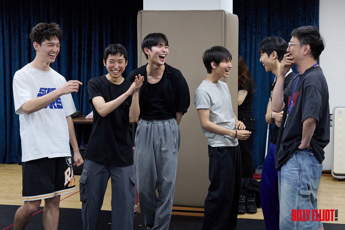 i_seensee's tweet photo. 🤸 뮤지컬 <빌리 엘리어트> 홈커밍데이 연습 현장

기념해요 오늘을, 다가오네! 홈커밍데이!

오랜만에 만나 반가운 얼굴들😆
1대부터 4대까지 함께한 홈커밍데이 연습 현장

6월 21일 오늘, 한국의 역대 빌리들이 모두 함께 무대에 섭니다
다시 못 올 그 특별한 무대
절대 놓치지 마세요!

뮤지컬 <빌리 엘리어트>
~ 2026.07.26
블루스퀘어 우리은행홀