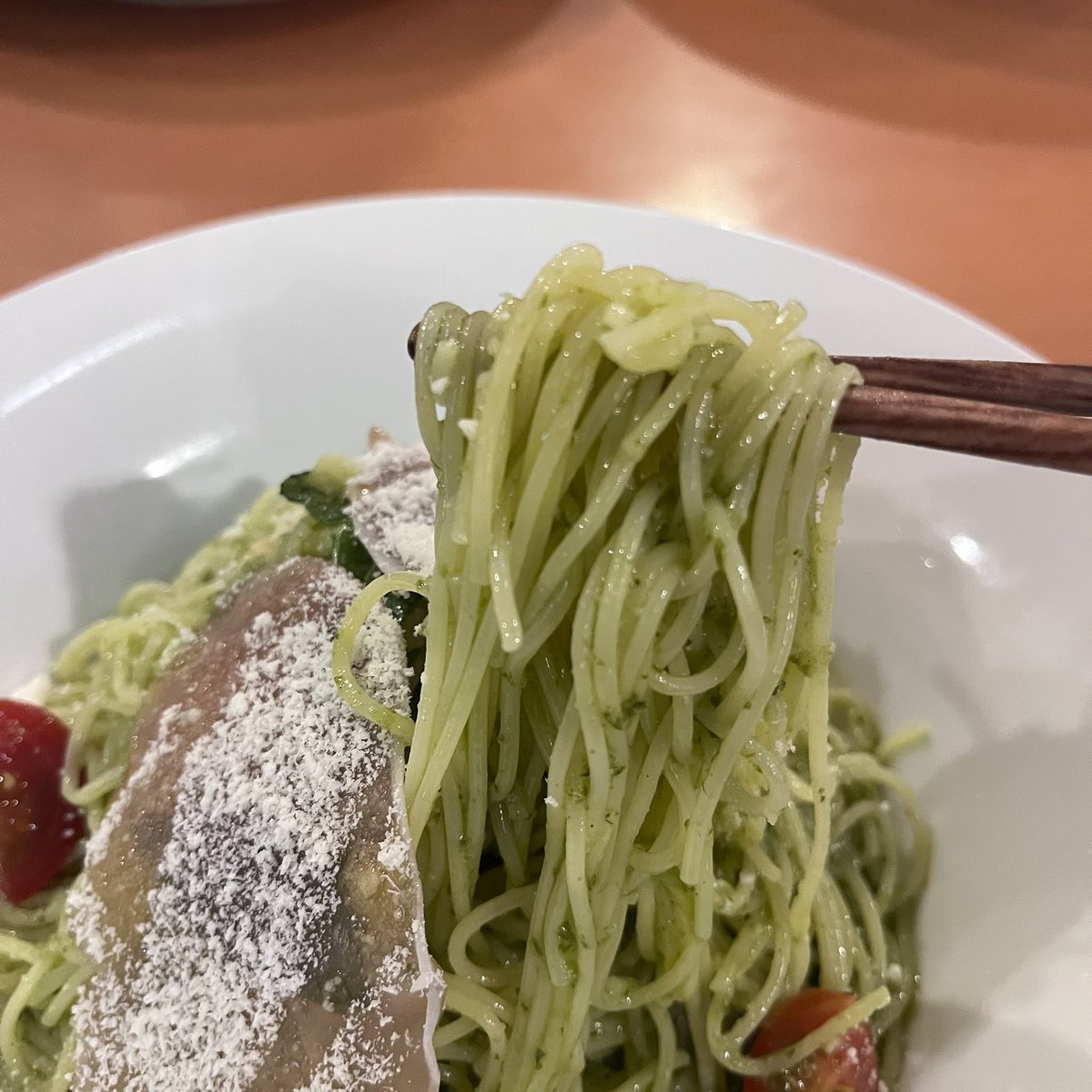 shibusawaAK's tweet photo. 生ハムとアボカドと冷製ジェノベーゼ@デニーズ今池店
夏は冷たい麺ですね！個人的には自分で混ぜるまぜそば系よりこうした最初っから混ぜてある面が好きです。バジルが香ります。麺は細麺。おいしくいただきました。ごちそうさまでした https://t.co/AEGqIrkzIG
