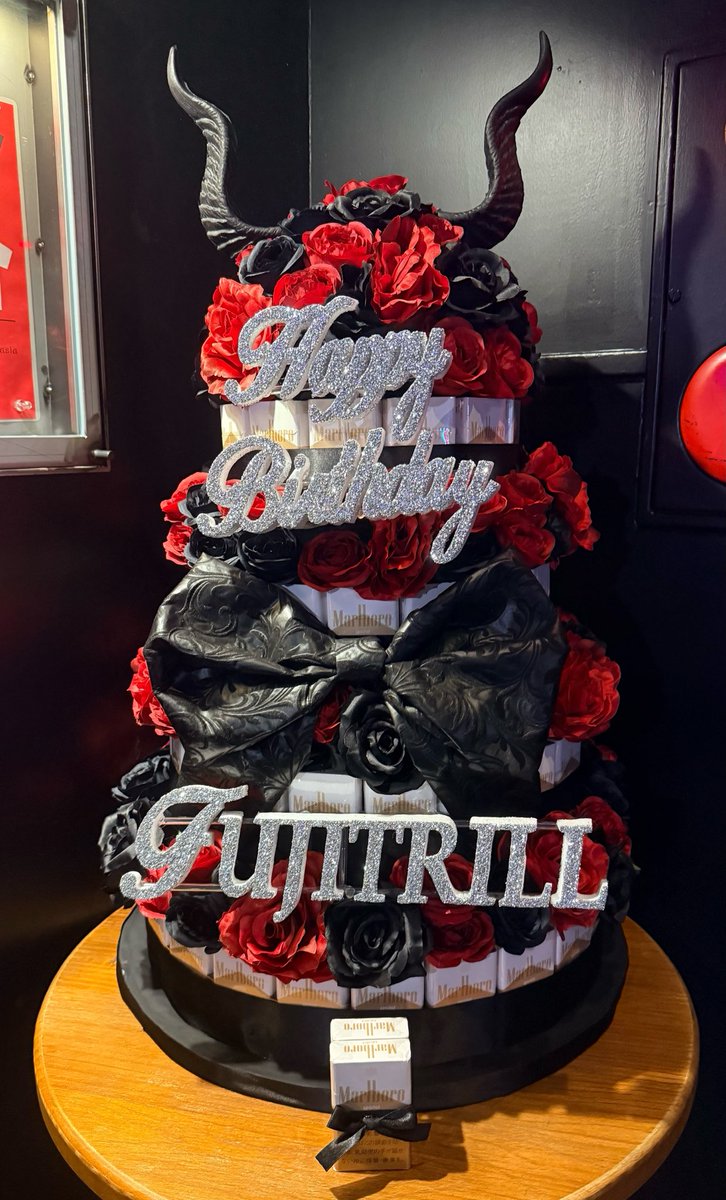 fuji_trill2's tweet photo. というわけで今日が本当の誕生日です！
満666歳！たくさんお祝いありがとうございます！ https://t.co/qQzcUV6PlG