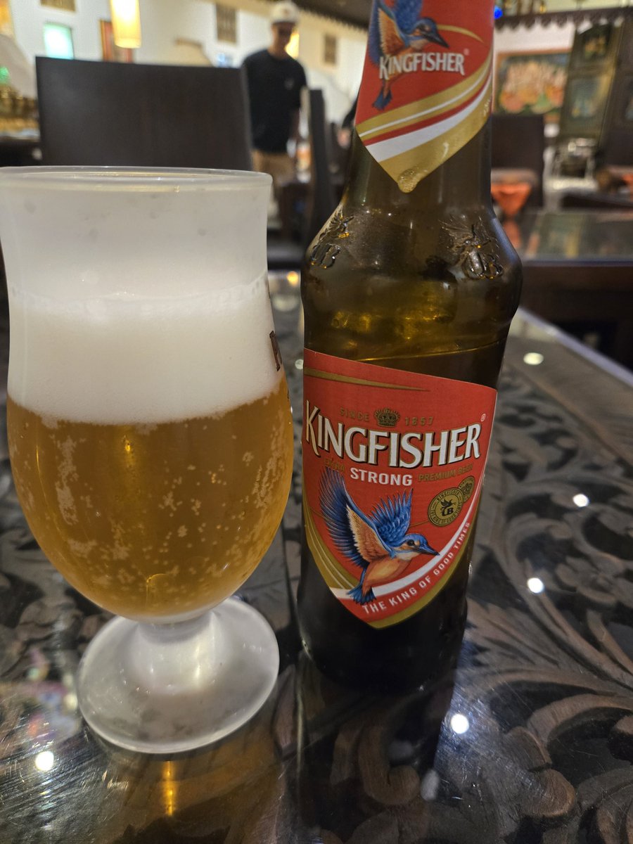 KnHayato's tweet photo. 景気付けに飲んで帰ります！
キングフィッシャーの赤ラベルは初めてだ。
これ度数8パーもあるのか。味わい的には普通の爽やかなラガービールだが、確かにアルコールのツンとした感じとそれを隠すためのホップの苦さを感じる。 https://t.co/T1aT7NnWcx