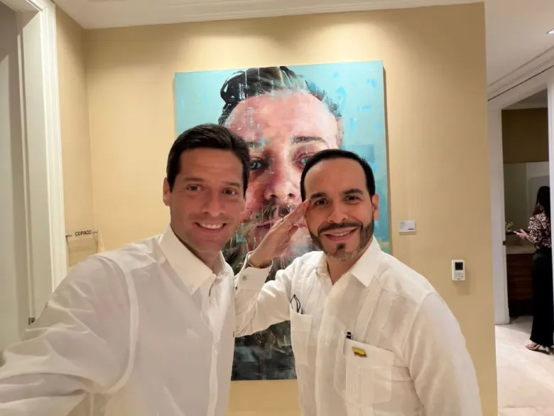 lasillavacia's tweet photo. Sin pruebas, Abelardo de la Espriella ha acusado de compradores de votos a políticos petristas, e intimida con que les quiten las visas.

Ellos han salido a confrontarlo.  Lo que no dijo Abelardo es que los caciques más poderosos se moverán con él.

Va 🧵 https://t.co/bhhxLe6QsY