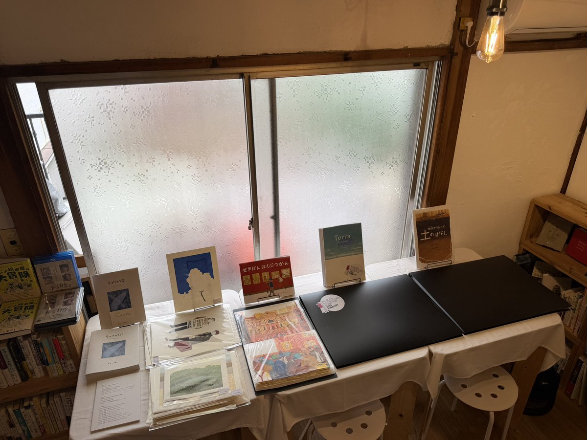 Bst_BSL's tweet photo. 🖼️OPEN🖼️
#BOOKSHOPTRAVELLER
12:00-19:00
一日店主はみどりのほんやさん

西山竜平個展「SCRAPS」
はついにラスト2days!!

まだの方はお見逃しなくっ💨

#本屋 #祖師ヶ谷大蔵 https://t.co/IOhvA9CTKa