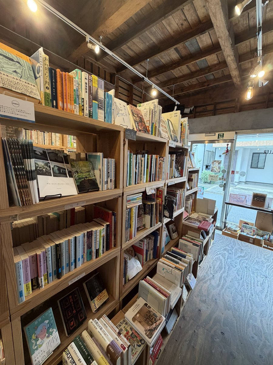 Bst_BSL's tweet photo. 🖼️OPEN🖼️
#BOOKSHOPTRAVELLER
12:00-19:00
一日店主はみどりのほんやさん

西山竜平個展「SCRAPS」
はついにラスト2days!!

まだの方はお見逃しなくっ💨

#本屋 #祖師ヶ谷大蔵 https://t.co/IOhvA9CTKa