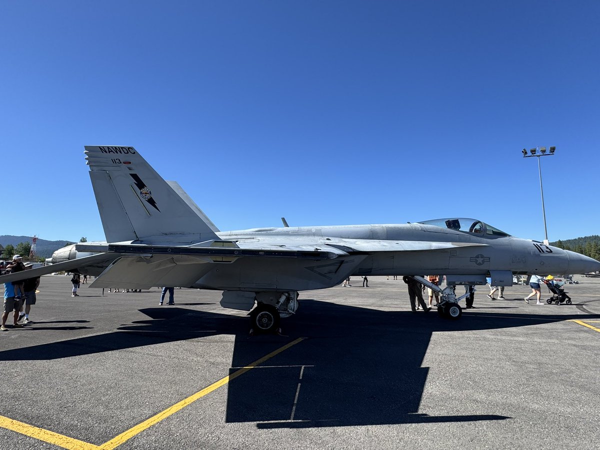namurusan777's tweet photo. Finally saw Top Gun at an air show today.
What an experience！
#TopGun #FA18 
#TruckeeTahoeAirShow https://t.co/9TeRhoky52