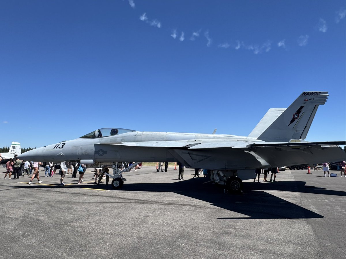 namurusan777's tweet photo. Finally saw Top Gun at an air show today.
What an experience！
#TopGun #FA18 
#TruckeeTahoeAirShow https://t.co/9TeRhoky52