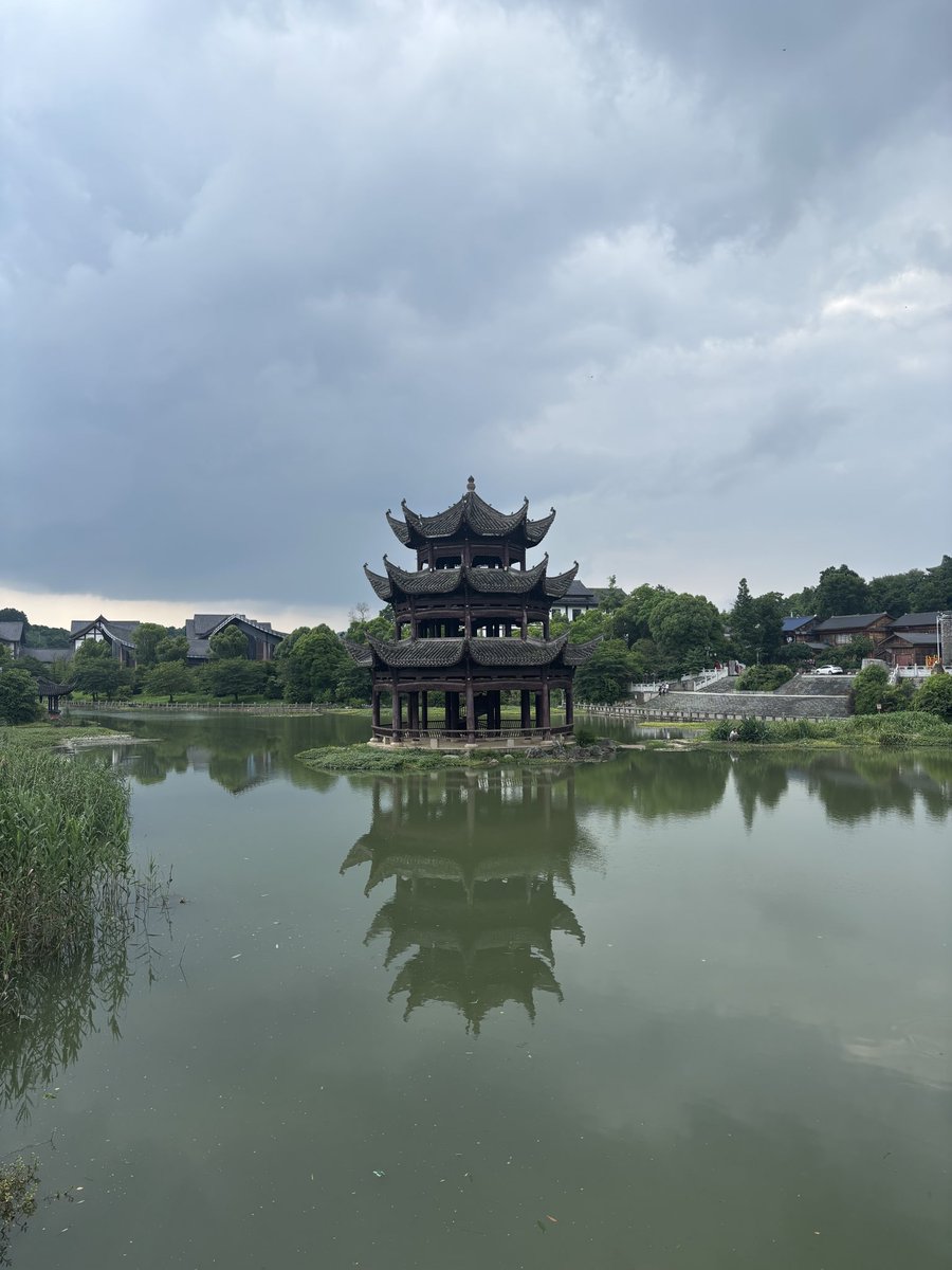 _2Cheeseburger's tweet photo. 贵州的夏天，舒服得很，那种凉爽的感觉你们外省人肯定不懂。 https://t.co/mIRTRMPvnX