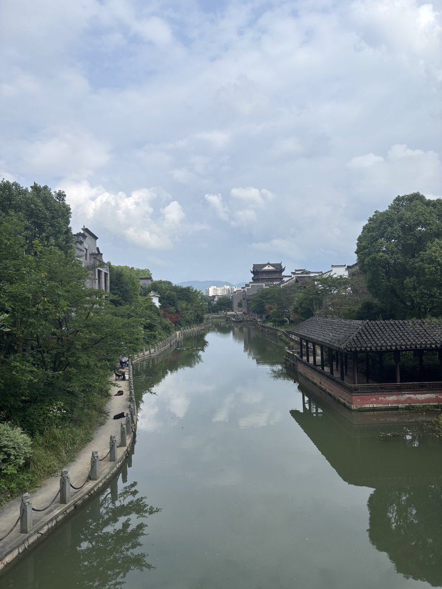 _2Cheeseburger's tweet photo. 贵州的夏天，舒服得很，那种凉爽的感觉你们外省人肯定不懂。 https://t.co/mIRTRMPvnX