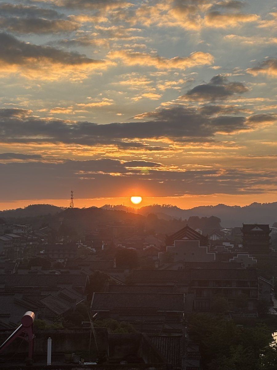 _2Cheeseburger's tweet photo. 贵州的夏天，舒服得很，那种凉爽的感觉你们外省人肯定不懂。 https://t.co/mIRTRMPvnX