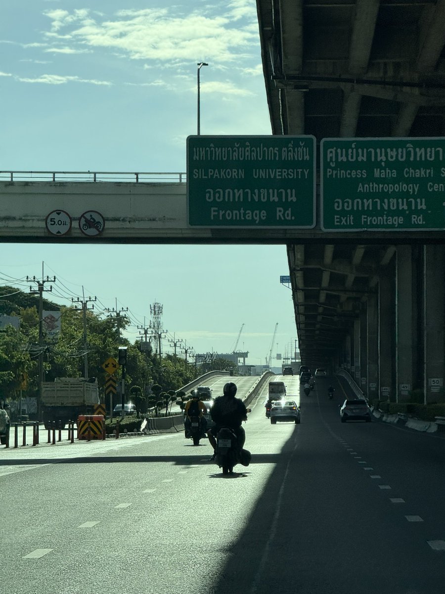 E22VME's tweet photo. วิ่งกันเพลิน ตำรวจช่วยกวดขันที https://t.co/WU8rM1QCTZ