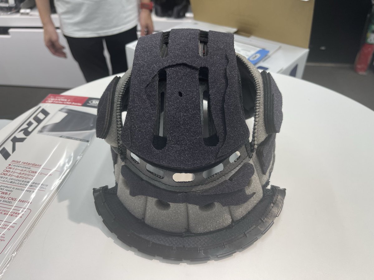 ebisu511's tweet photo. ヘルメット購入。
頭計測して3Dプリンターで裁断したインナーを盛ってもらってかなりピッタリ。
しっかしヘルメット高くなったねぇ。 https://t.co/WHD3j3CRVJ