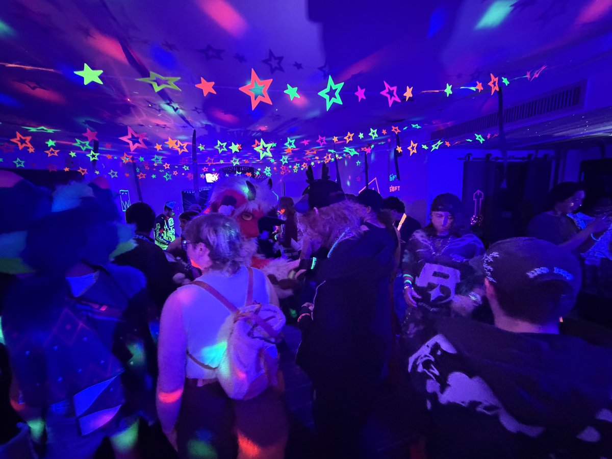 OGControllerGuy's tweet photo. Night 2 at #texasfurrysiesta 
Absolute blast with friends, nothing much like it 🎉 https://t.co/8mCRjmV5wL