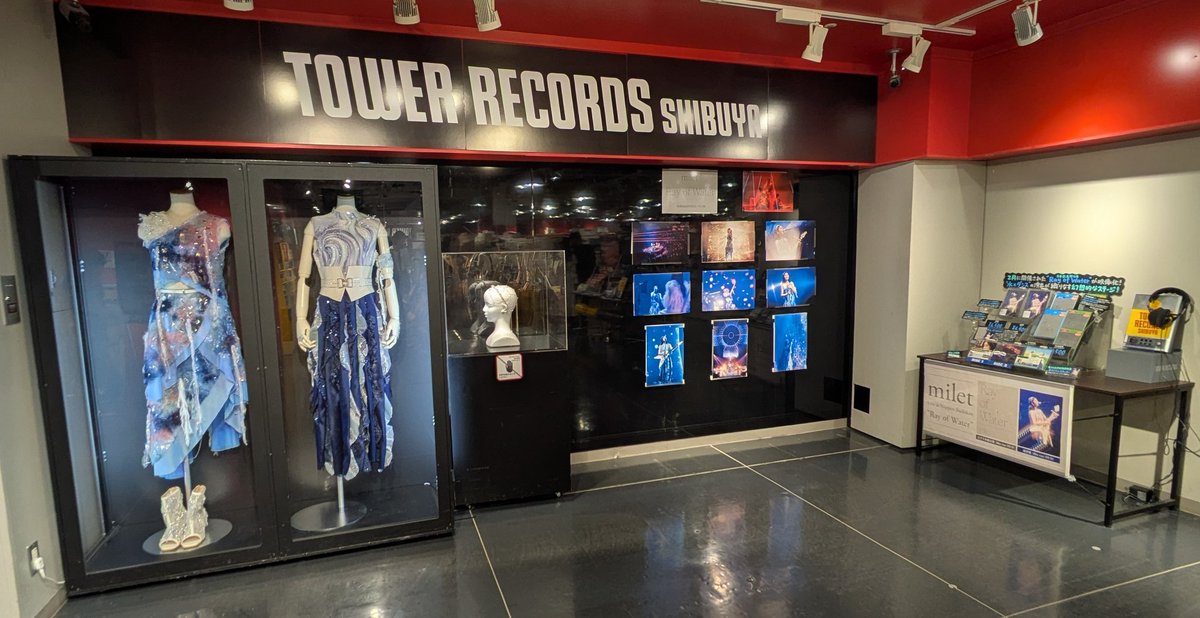 smonmnom1's tweet photo. ドライブがてら #タワレコ渋谷店 さんへ。展示ゆっくり見れたぁ〜☺️
The Story of Usのポスターも奥から出してもらえた😍店員さんのみなさん優し過ぎた✨✨
本当にありがとうございました🙇

帰りにアイスも😋
#milet
#milet_RayofWater
#miletと一緒 https://t.co/iMymQ0BQth