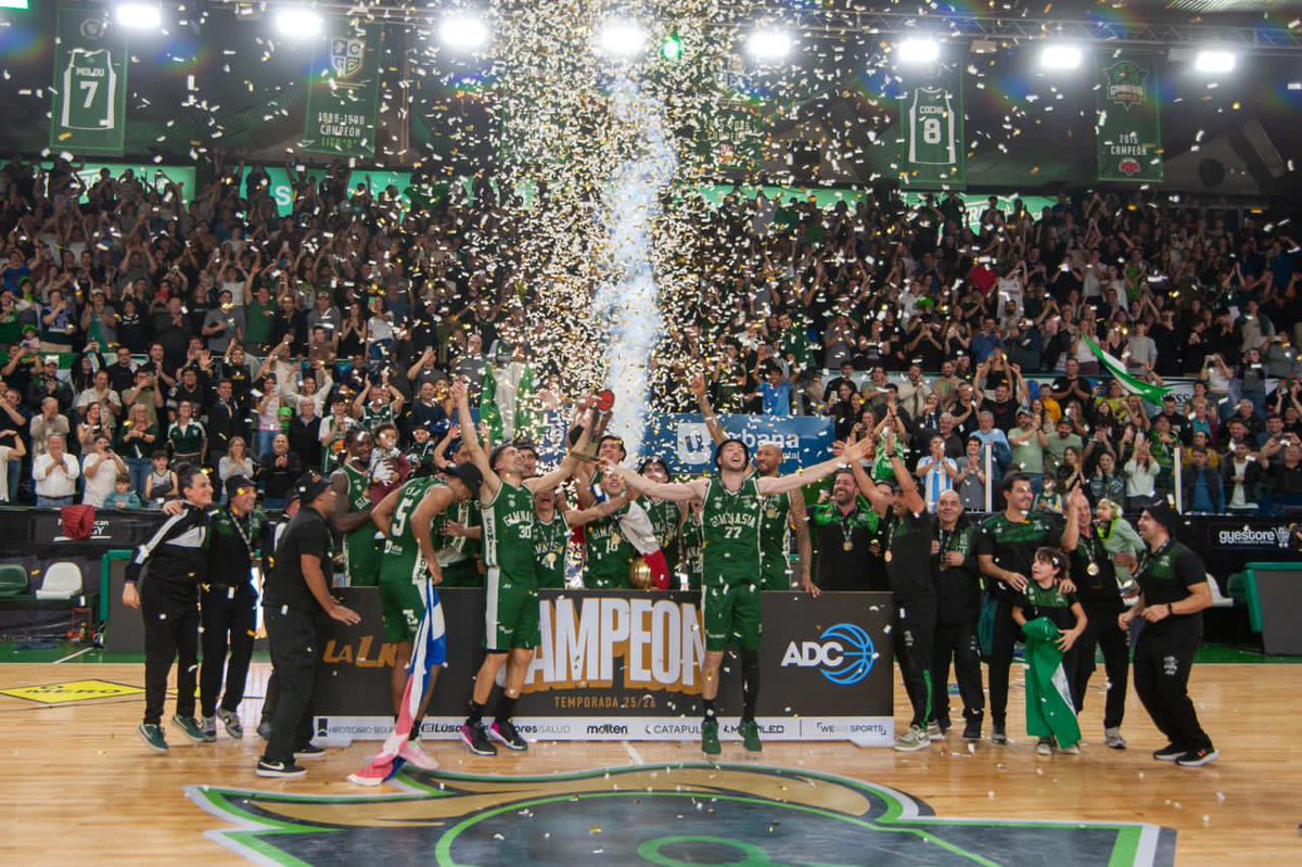 NachoTorresCH's tweet photo. 🏆💚 ORGULLO CHUBUTENSE

@GyECR volvió a escribir una página grande en la historia del deporte argentino.

Después de una temporada extraordinaria, el Verde se consagró campeón de la Liga Nacional en el Socio Fundadores, y llevó una vez más el nombre de Comodoro, y de Chubut, a lo más alto.

Felicitaciones a los jugadores, al cuerpo técnico y a los dirigentes por este campeonato histórico.