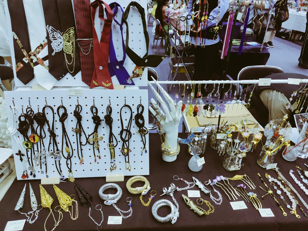 sd_sk's tweet photo. 🌸イベント出展のお知らせ🌸
2026/06/21（日） 
マリンメッセ福岡 
arteVarie F2606 
📍A館 B39【CROSS×RED】

はじまりました！

#arteVarieF2606 #arteVarie #CC福岡64 #ハンドメイドアクセサリー https://t.co/R9MHuRsGUt