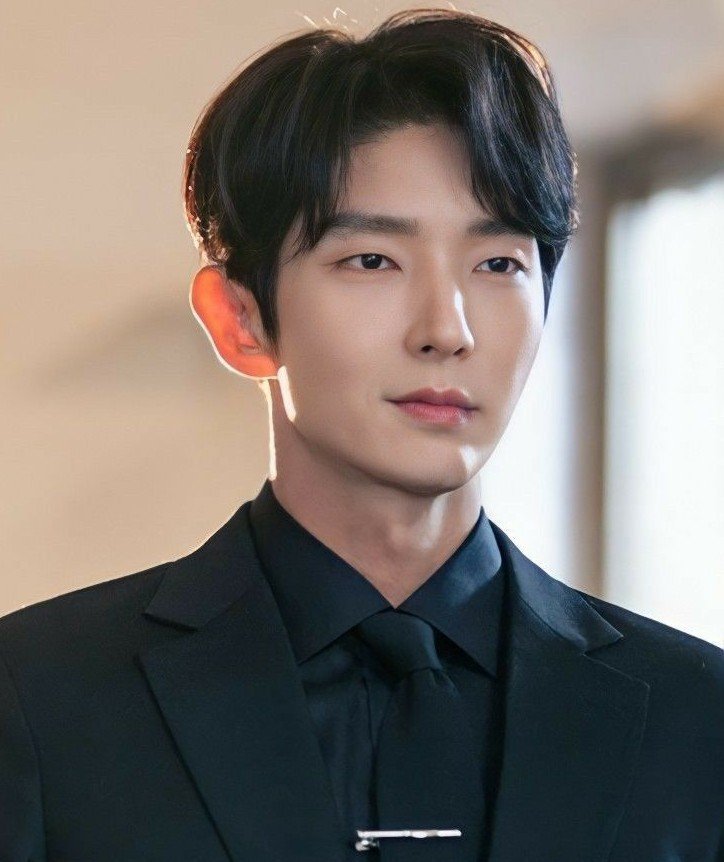 hallyuforums's tweet photo. Exclusive : #LeeJoonGi to play the VILLIAN in Netflix's upcoming historical movie 'Dochabi'; starring #KimDoHoon. 

#HallyuForums #Hallyu https://t.co/fYA4x8maps