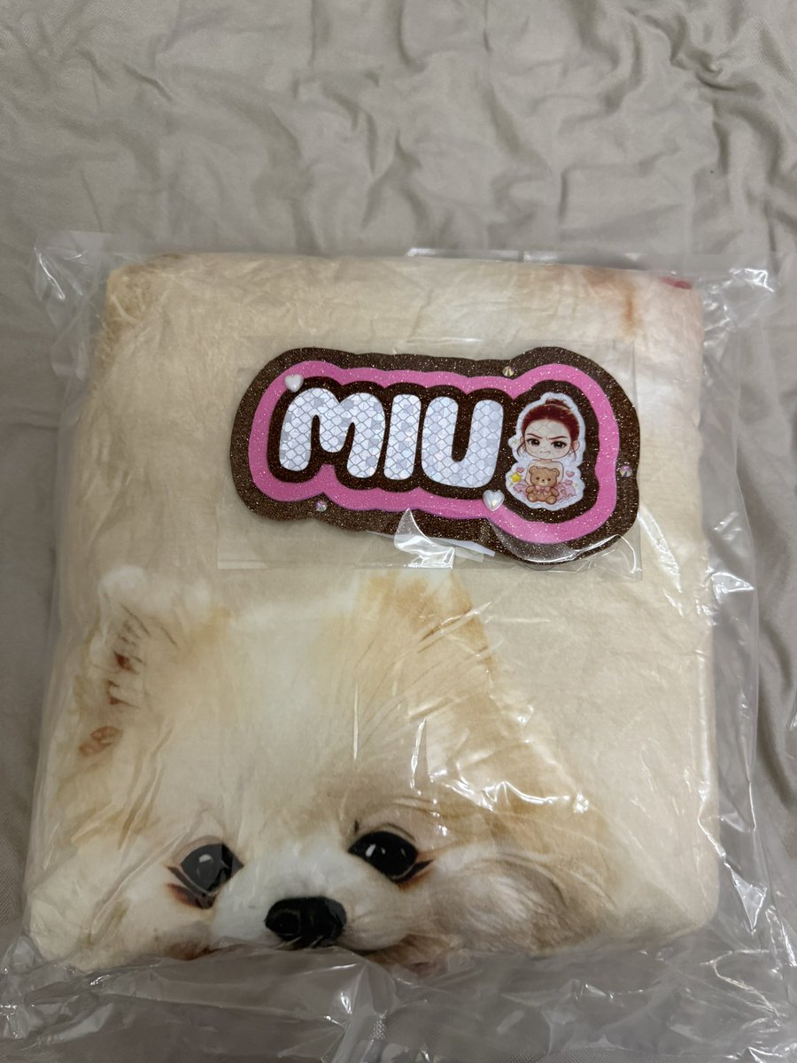 reiiitopia's tweet photo. omggggg 😭😭😭 miu is using the Toto &amp; Padi blanket that i gifted her 🥹

it’s such a small thing but my heart is so full right now 😭

knowing she received it and actually uses it means the world to me 🫶🏻 https://t.co/OIc04qLT4X