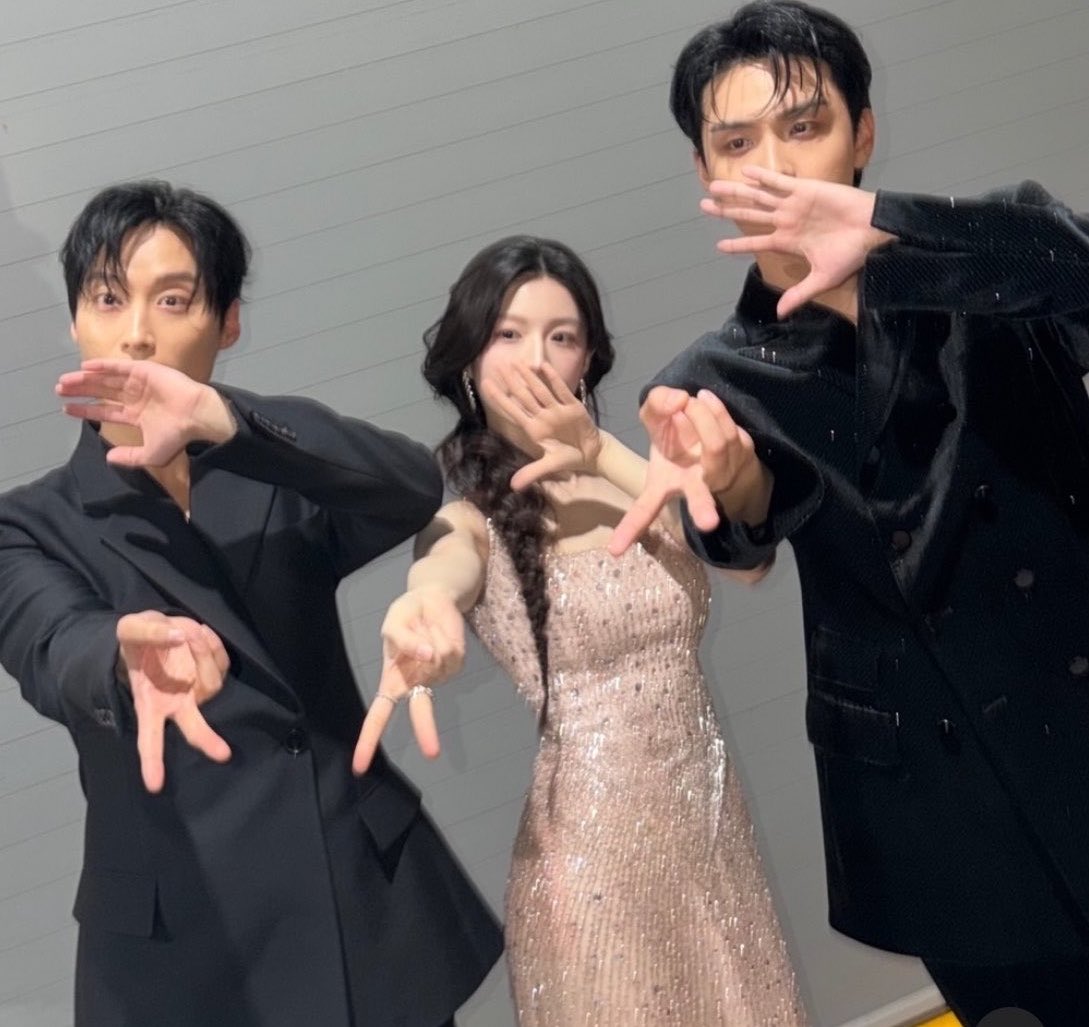 hoshiemay's tweet photo. the vision was visioning. they really met on an award show with dohoon I AM defo crying abt this 😭😭😭😭 https://t.co/fUm3r6L4EJ