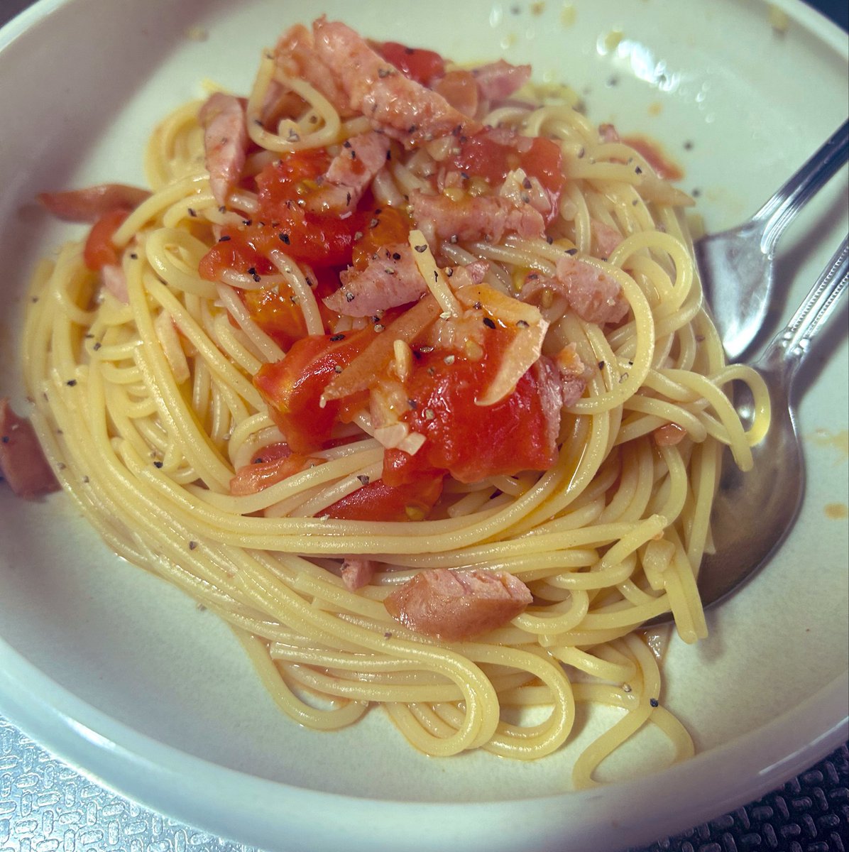 inari_0910's tweet photo. トマトを頂いたのでパスタにしたら美味すぎた🍅 https://t.co/G1D5dKPViB