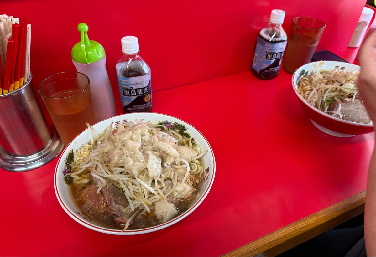 DEEPSEAROMAN's tweet photo. らぃるさんと沖縄二郎。
死ぬほど並んだけど、ちゃんと並んだ価値があるラーメンお出しされて困った。 https://t.co/eOXURZtiws