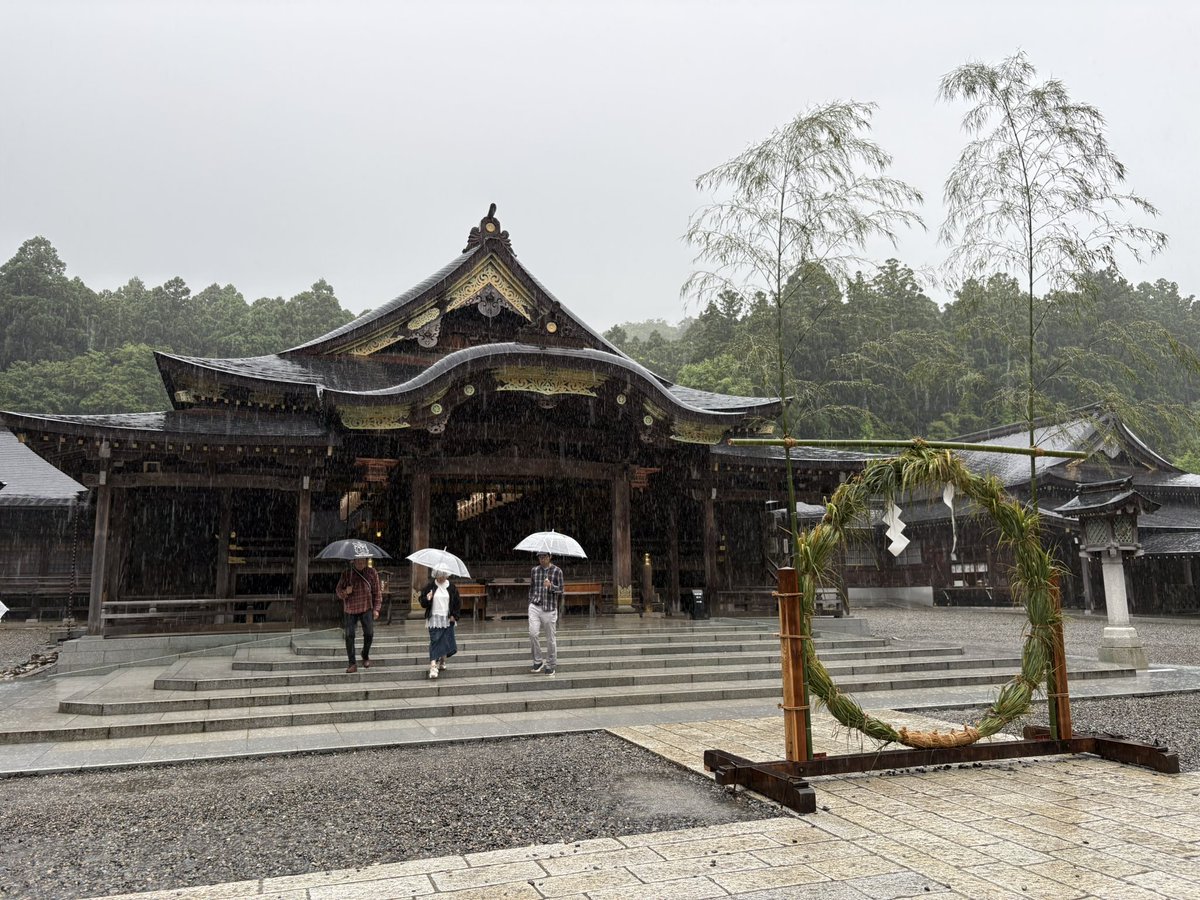 hi5agi's tweet photo. 弥彦神社
雨の中の神社も荘厳な雰囲気が出て良き https://t.co/rnGYaAE7s3