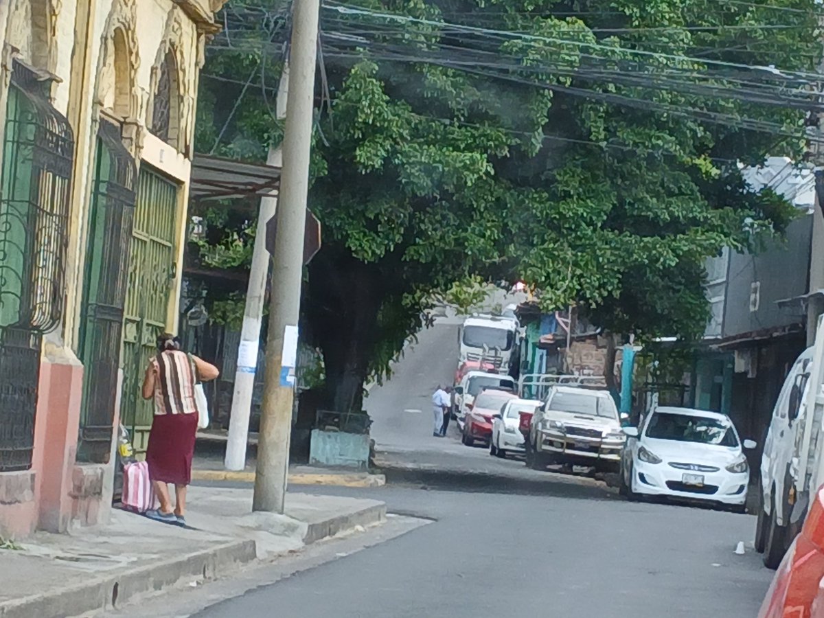 LeoncioSV tweet picture