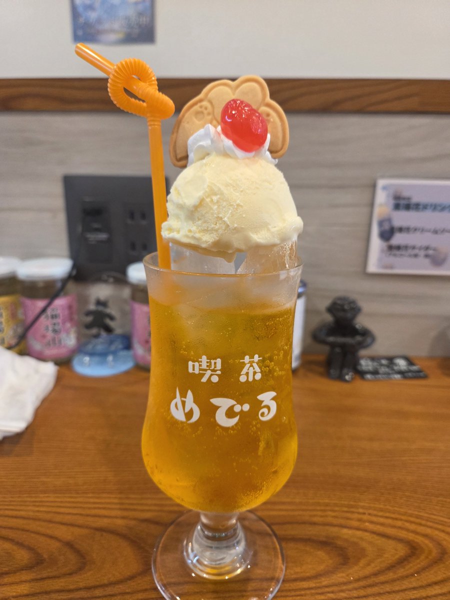 maton2sei's tweet photo. 推し色クリームソーダ
こまちの圧によりオレンジになってしまいました…😢
#喫茶めでる
#こまち https://t.co/FlDJZ8YafN