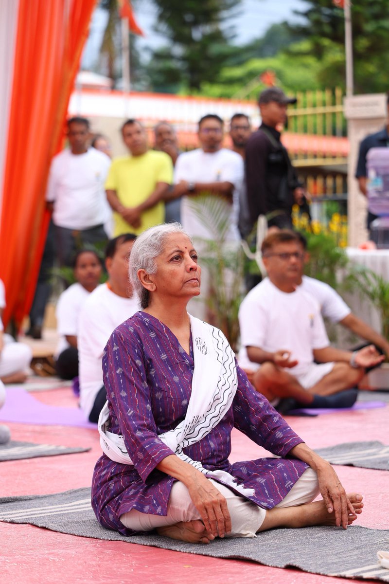 CMOfficeAssam's tweet photo. Yoga for Healthy Ageing 🧘‍♂️

At the Brahmaputra riverfront in Guwahati, HCM Dr. @himantabiswa participated in the 12th International Day of Yoga programme organised by the National AYUSH Mission, Assam, in the presence of Hon’ble Union Finance Minister Smt. @nsitharaman. https://t.co/TdUF2V1Q5X
