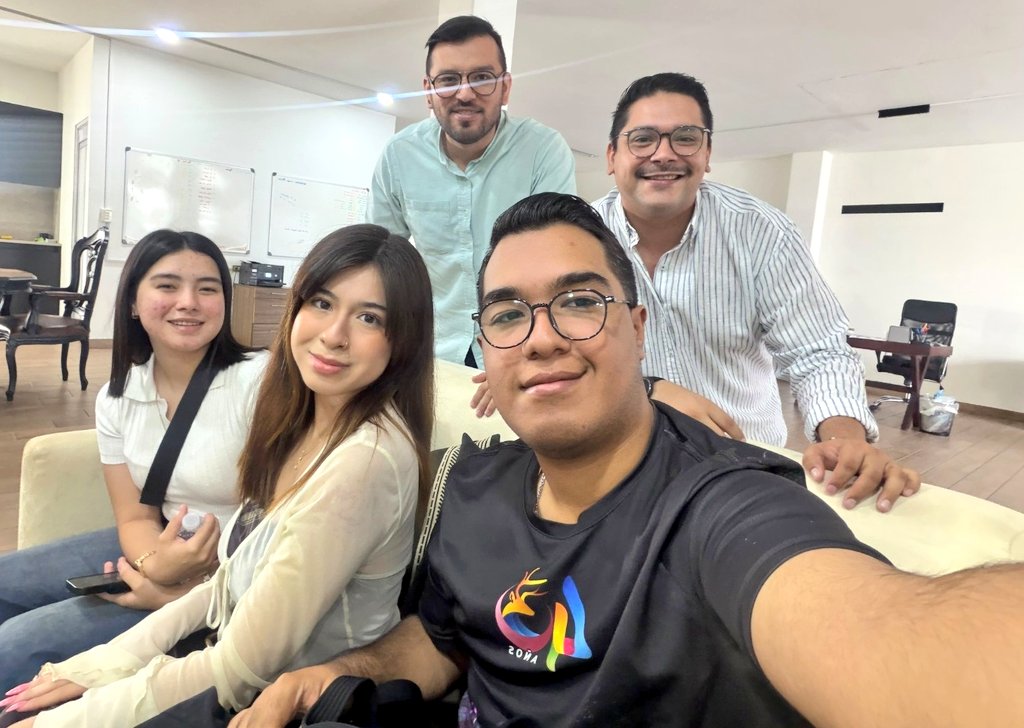 F_ChavezR's tweet photo. Gracias a todo el equipo y a quienes han confiado en nosotros desde el día uno. Con mi carnal Hiram Martínez quien asume desde hoy la Dirección General ¡Lo mejor está por venir para Trend! 🤝🚀 https://t.co/yWybVFvEhi