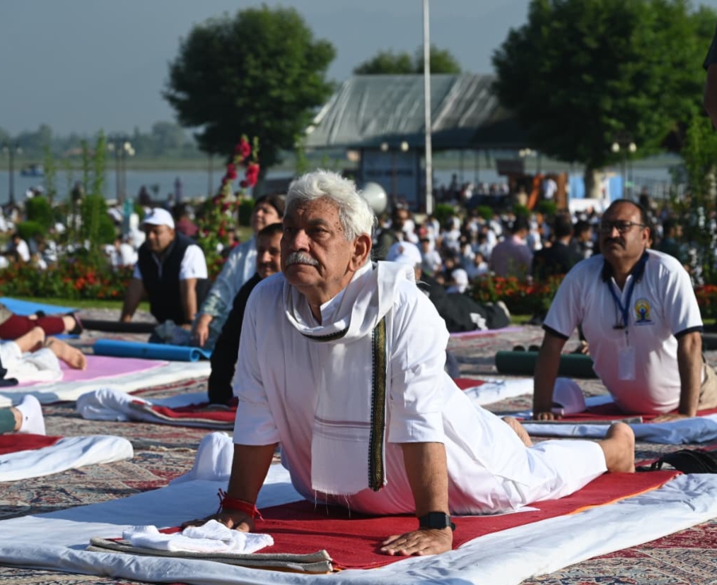 manojsinha_'s tweet photo. Wonderful to see such incredible enthusiasm across Jammu Kashmir for International Day of Yoga. Yoga truly unites the world and guides us toward a healthier, happier future. Joined the citizens at the Dal Lake today to celebrate the auspicious occasion. https://t.co/hpS8UMRXU9