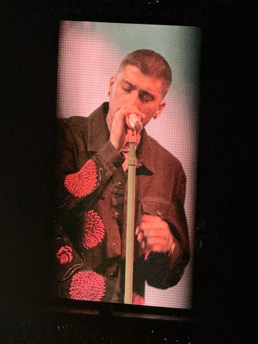 angelslouisw's tweet photo. lo mal que uno se siente por no haber podido ir a ningún show de Zayn cuando dio 3 es su país y el último en un tremendo recinto y había boletos de sobra pero esta vez tu enemigo no fue Ticketmaster y ahora solo lo ves por una pantallita https://t.co/Q12kyG1AEs
