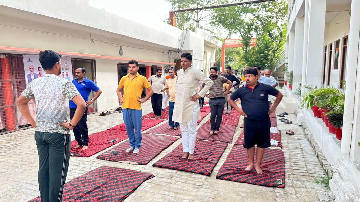pawanbjpbly's tweet photo. योग केवल साधना नहीं, बल्कि स्वस्थ, सशक्त और समृद्ध जीवन का आधार है।
आज मण्डल परघौली में आयोजित 12वें अंतर्राष्ट्रीय योग दिवस कार्यक्रम में समस्त कार्यकर्तागण, ग्रामवासियों के साथ योगाभ्यास किया।। @BJP4India
@narendramodi
#InternationalYogaDay https://t.co/0nHGWTeb53