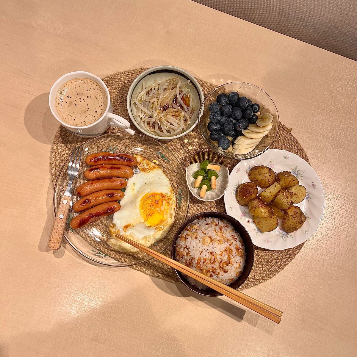zooko07477823's tweet photo. 今日食べたのは：
・目玉焼き＋ウィンナー
・ローストポテト（くし切りポテト）
・酸味炒めもやし
・エビと天かすの炊き込みご飯
・ヨーグルトボウル（ブルーベリー、バナナ）
・ベトナムコーヒー

#ひとりごはん #おうちごはん #今日のごはん https://t.co/GTvmdS8o4G