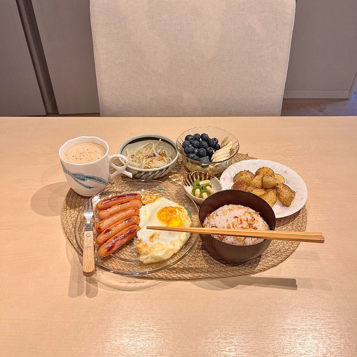 zooko07477823's tweet photo. 今日食べたのは：
・目玉焼き＋ウィンナー
・ローストポテト（くし切りポテト）
・酸味炒めもやし
・エビと天かすの炊き込みご飯
・ヨーグルトボウル（ブルーベリー、バナナ）
・ベトナムコーヒー

#ひとりごはん #おうちごはん #今日のごはん https://t.co/GTvmdS8o4G