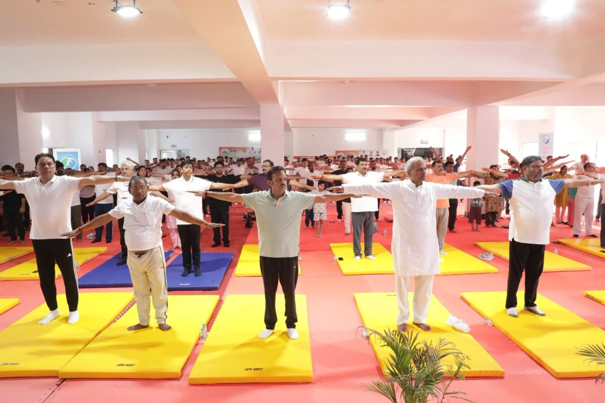 rshuklabjp's tweet photo. अंतरराष्ट्रीय योग दिवस के अवसर पर रीवा के स्पोर्ट्स कॉम्प्लेक्स में आयोजित सामूहिक योगाभ्यास कार्यक्रम में सहभागिता की।

आदरणीय प्रधानमंत्री श्री @narendramodi जी के प्रयासों से भारत की प्राचीन योग विद्या आज विश्व के अनेक देशों तक पहुंची है और शांति, समन्वय तथा स्वस्थ जीवन का संदेश दे रही है। 

कार्यक्रम में प्रधानमंत्री जी के कोलकाता से दिए गए उद्बोधन का सजीव प्रसारण भी देखा गया।

इस दौरान सांसद श्री जनार्दन मिश्र जी, राज्य अनुसूचित जाति आयोग के अध्यक्ष श्री कैलाश जाटव जी, विंध्य विकास प्राधिकरण के अध्यक्ष श्री पंचूलाल प्रजापति जी, विंध्य विकास प्राधिकरण के उपाध्यक्ष डॉ. अजय सिंह जी, प्रशासनिक अधिकारी, खिलाड़ी, विद्यार्थी, सामाजिक संगठनों के प्रतिनिधि एवं बड़ी संख्या में नागरिक उपस्थित रहे।

#InternationalYogaDay #अंतरराष्ट्रीय_योग_दिवस