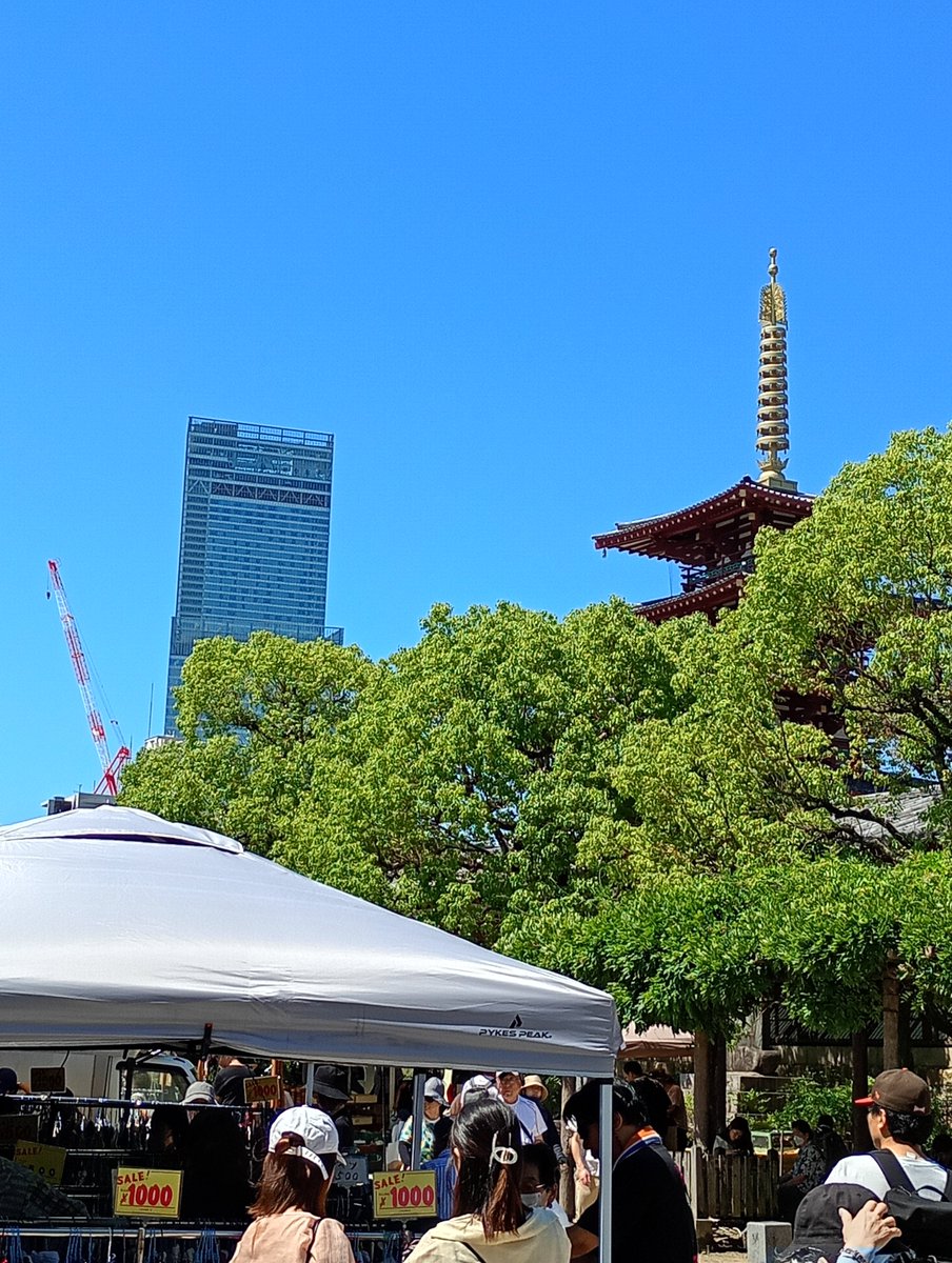 Gunjoiro123's tweet photo. 今日はおっちゃんと天王寺の骨董市へ。
今日はいつもより店と人が多かった！
なんかデカい鉄腕アトムのロボットをおっちゃん買ってた。
なんかAIついててモーターで動くらしい。
壊れてなければだけどw https://t.co/Rdsz4GwSwA