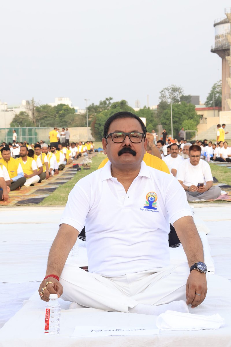 dmbareilly's tweet photo. 12वें अंतर्राष्ट्रीय योग दिवस के अवसर पर बरेली स्पोर्ट्स स्टेडियम में भव्य सामूहिक योग कार्यक्रम का आयोजन किया गया, जिसमें जनप्रतिनिधियों, अधिकारियों, शिक्षकों, विद्यार्थियों एवं बड़ी संख्या में नागरिकों ने उत्साहपूर्वक सहभागिता करते हुए सामूहिक योगाभ्यास किया तथा स्वस्थ, संतुलित एवं अनुशासित जीवनशैली अपनाने का संदेश दिया।

कार्यक्रम के मुख्य अतिथि मा० कैबिनेट मंत्री श्री धर्मपाल सिंह जी ने योग को भारतीय संस्कृति की अमूल्य धरोहर बताते हुए कहा कि नियमित योगाभ्यास से व्यक्ति शारीरिक, मानसिक एवं आध्यात्मिक रूप से सशक्त बनता है। योग जीवन में सकारात्मक ऊर्जा, आत्मविश्वास एवं संतुलन का संचार करता है। उन्होंने सभी जनपदवासियों को अंतर्राष्ट्रीय योग दिवस की शुभकामनाएं देते हुए योग को दैनिक जीवन का अभिन्न अंग बनाने का आह्वान किया।

कार्यक्रम में मा० सांसद श्री छत्रपाल सिंह गंगवार, मा० विधायक कैंट श्री संजीव अग्रवाल, मा० विधायक बिथरी चैनपुर डॉ० राघवेंद्र शर्मा, मा० जिला पंचायत अध्यक्ष श्रीमती रश्मि पटेल सहित जनप्रतिनिधियों एवं वरिष्ठ अधिकारियों ने सहभागिता की। योगाचार्यों के निर्देशन में ताड़ासन, वृक्षासन, त्रिकोणासन, भद्रासन, भुजंगासन सहित विभिन्न योगासनों एवं प्राणायाम का अभ्यास कराया गया।

योग विशेषज्ञों ने योग एवं प्राणायाम के स्वास्थ्य लाभों पर प्रकाश डालते हुए बताया कि नियमित योगाभ्यास न केवल शरीर को स्वस्थ रखता है, बल्कि मानसिक तनाव को कम कर जीवनशैली से जुड़ी अनेक समस्याओं से भी बचाव करता है। कार्यक्रम के अंत में उपस्थित सभी लोगों ने योग को अपनी दैनिक दिनचर्या में शामिल करने तथा स्वस्थ भारत के निर्माण में योगदान देने का संकल्प लिया।

#InternationalYogaDay2026 #YogaDay #YogaForOneEarthOneHealth #Bareilly #FitIndia #HealthyLifestyle #YogaForWellness
