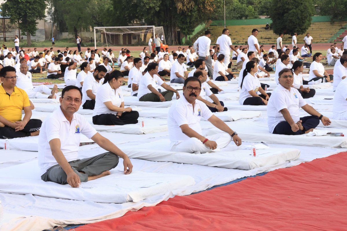 dmbareilly's tweet photo. 12वें अंतर्राष्ट्रीय योग दिवस के अवसर पर बरेली स्पोर्ट्स स्टेडियम में भव्य सामूहिक योग कार्यक्रम का आयोजन किया गया, जिसमें जनप्रतिनिधियों, अधिकारियों, शिक्षकों, विद्यार्थियों एवं बड़ी संख्या में नागरिकों ने उत्साहपूर्वक सहभागिता करते हुए सामूहिक योगाभ्यास किया तथा स्वस्थ, संतुलित एवं अनुशासित जीवनशैली अपनाने का संदेश दिया।

कार्यक्रम के मुख्य अतिथि मा० कैबिनेट मंत्री श्री धर्मपाल सिंह जी ने योग को भारतीय संस्कृति की अमूल्य धरोहर बताते हुए कहा कि नियमित योगाभ्यास से व्यक्ति शारीरिक, मानसिक एवं आध्यात्मिक रूप से सशक्त बनता है। योग जीवन में सकारात्मक ऊर्जा, आत्मविश्वास एवं संतुलन का संचार करता है। उन्होंने सभी जनपदवासियों को अंतर्राष्ट्रीय योग दिवस की शुभकामनाएं देते हुए योग को दैनिक जीवन का अभिन्न अंग बनाने का आह्वान किया।

कार्यक्रम में मा० सांसद श्री छत्रपाल सिंह गंगवार, मा० विधायक कैंट श्री संजीव अग्रवाल, मा० विधायक बिथरी चैनपुर डॉ० राघवेंद्र शर्मा, मा० जिला पंचायत अध्यक्ष श्रीमती रश्मि पटेल सहित जनप्रतिनिधियों एवं वरिष्ठ अधिकारियों ने सहभागिता की। योगाचार्यों के निर्देशन में ताड़ासन, वृक्षासन, त्रिकोणासन, भद्रासन, भुजंगासन सहित विभिन्न योगासनों एवं प्राणायाम का अभ्यास कराया गया।

योग विशेषज्ञों ने योग एवं प्राणायाम के स्वास्थ्य लाभों पर प्रकाश डालते हुए बताया कि नियमित योगाभ्यास न केवल शरीर को स्वस्थ रखता है, बल्कि मानसिक तनाव को कम कर जीवनशैली से जुड़ी अनेक समस्याओं से भी बचाव करता है। कार्यक्रम के अंत में उपस्थित सभी लोगों ने योग को अपनी दैनिक दिनचर्या में शामिल करने तथा स्वस्थ भारत के निर्माण में योगदान देने का संकल्प लिया।

#InternationalYogaDay2026 #YogaDay #YogaForOneEarthOneHealth #Bareilly #FitIndia #HealthyLifestyle #YogaForWellness